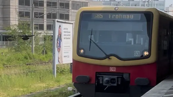 Baureihe 481 arriving at S+U Frankfurter Allee